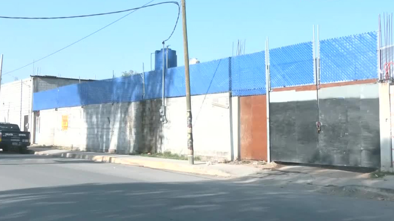 Autoridades aseguraron un predio usado para almacenar hasta 100 mil litros de combustible robado en Tultepec, Estado de México.