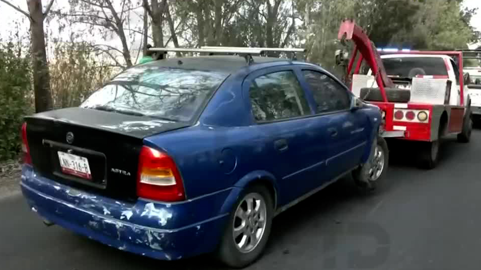 El automóvil afectado fue retirado de la zona para evitar afectación vial sobre carretera Tláhuac-Chalco.