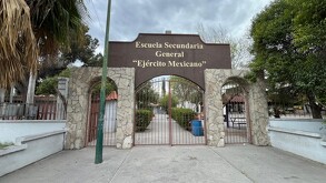 Se observa una fachada con unas letras que dice Escuela Secundaria Ejército Mexicano.