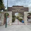 Se observa una fachada con unas letras que dice Escuela Secundaria Ejército Mexicano.