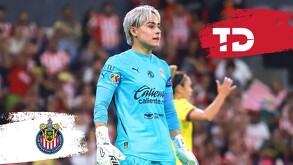 Blanca Félix, portera de Chivas Femenil, aparece en primer plano con su uniforme azul celeste y guantes blancos durante un partido en el estadio.