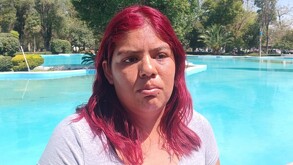 Se observa una mujer de cabello rojo con brackets y de tez morena.