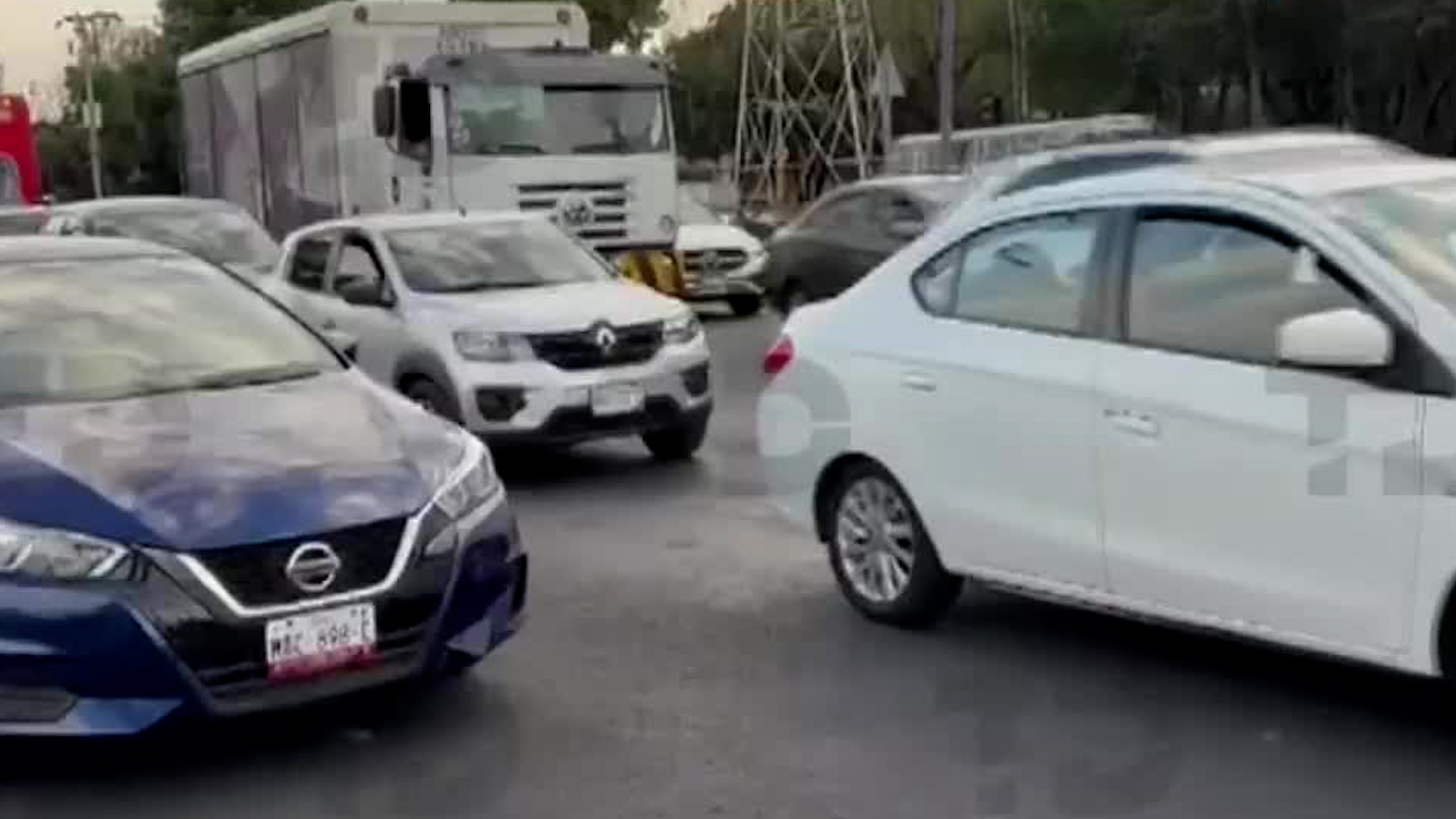 Una carambola se presentó luego que tres vehículos particulares se vieran involucrados en un choque.