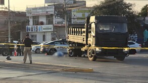 Un motociclista perdió la vida luego de verse involucrado en un fuerte accidente vehicular en el cruce del bulevar Delta y bulevar Río Mayo.
