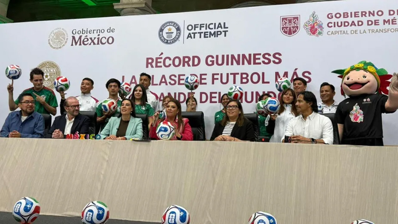 El gobierno de Ciudad de México, encabezado por Clara Brugada, convocó a participar en la clase de futbol más grande del mundo en el Zócalo CdMx.