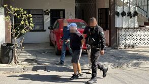 Hombre detenido por policías en Mitras Centro tras discusión en pareja