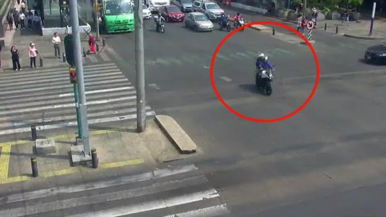 Dos hombres fueron detenidos tras una persecución en Circuito Interior, luego de asaltar a un cuentahabiente que retiró 750 mil pesos.