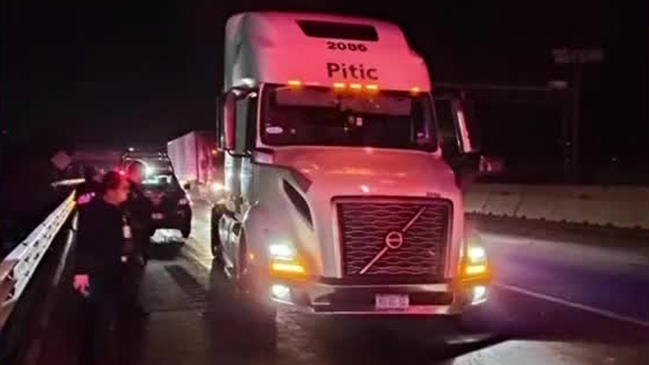 Un tractocamión fue atacado a balazos en la autopista Autopista México–Querétaro, a la altura de Tepeji del Río.