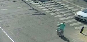 Hombre en bici eléctrica pasándose el alto en la GAM