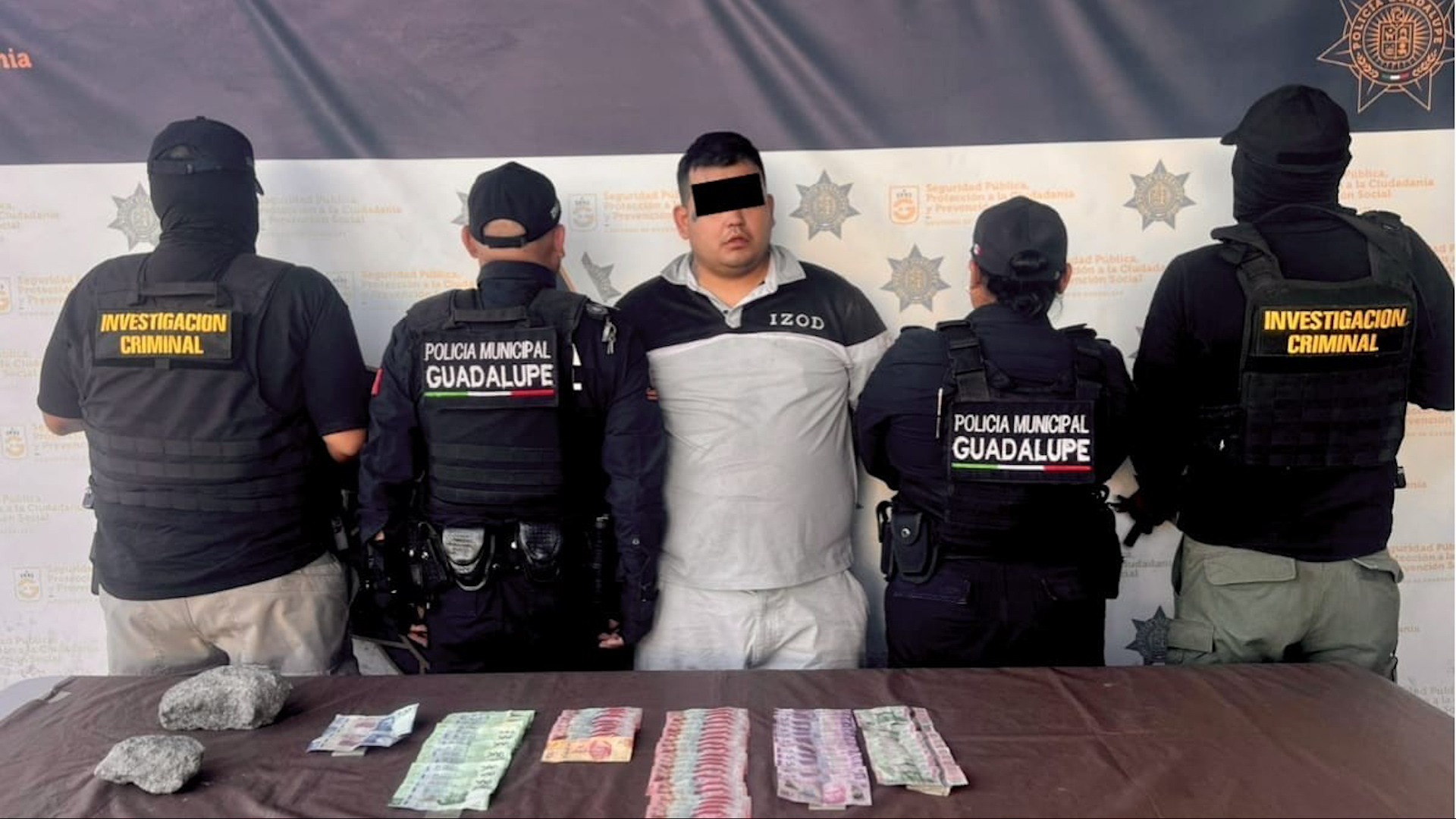 Cámaras captan el momento exacto: Un guardia de seguridad frustra un asalto violento en una farmacia de Guadalupe, Nuevo León.