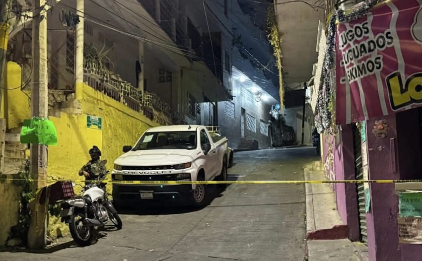 Policía resguarda una zona asegurada con cinta amarilla tras la comisión de un delito en Guerrero.