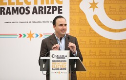 El gobernador Manolo Jiménez  da un discurso para la inauguración de la nueva planta de Infinitum hecha en Ramos Arizpe