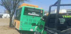 Conductor de la Ruta 219 falleció tras sufrir un infarto mientras circulaba por la avenida Miguel Alemán en Apodaca