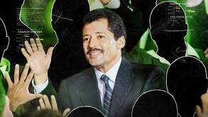 Una fotografía del excandidato presidencial del PRI, Luis Donaldo Colosio Murrieta, rodeado por siluetas obscuras en un fondo verde