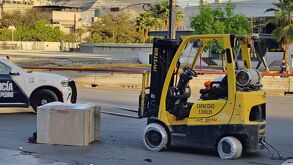 Montacargas con caja fuerte cae sobre trabajador
