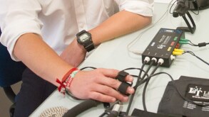 Persona sometiéndose la polígrafo, también llamado prueba de la verdad.