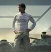 Brad Pitt con un traje de piloto de carreras frente a un auto de la Fórmula 1 y el logotipo de la F1