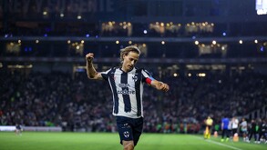 Sergio Canales lamentando una jugada con Monterey.