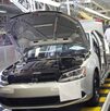 un técnico trabaja en la planta de volkswagen en puebla