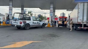 Policías municipales acudieron a una gasolinera de Tlaquepaque tras el reporte de detonaciones de arma de fuego.