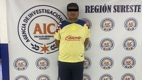 Se observa a un hombre con camisa amarilla, tiene cintillo negro en ojos.