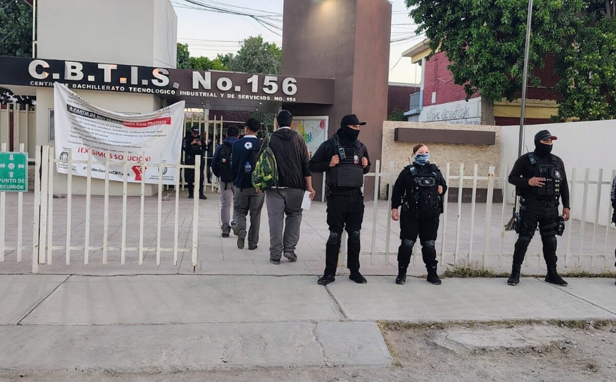 Elementos de seguridad de Coahuila atendiendo el reporte de una amenaza de tiroteo en el CBTIS 156.