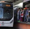 Personas amontonadas en una estación de metrobús en Puebla.