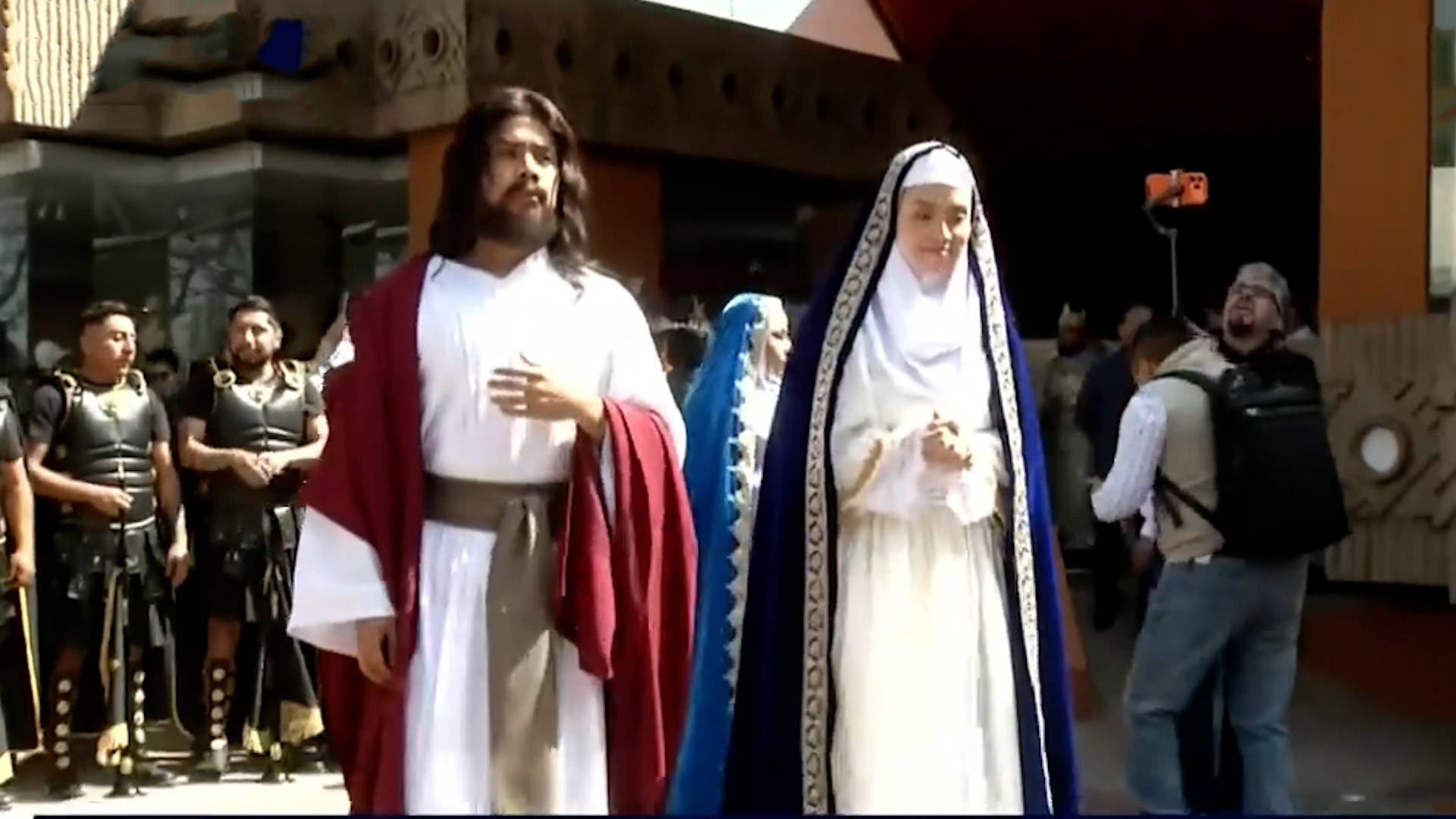 Conoce el brutal entrenamiento del joven que representará a Jesús en Iztapalapa 2026. Carga troncos y arrastra una cruz de 80 kilos por fe y tradición.