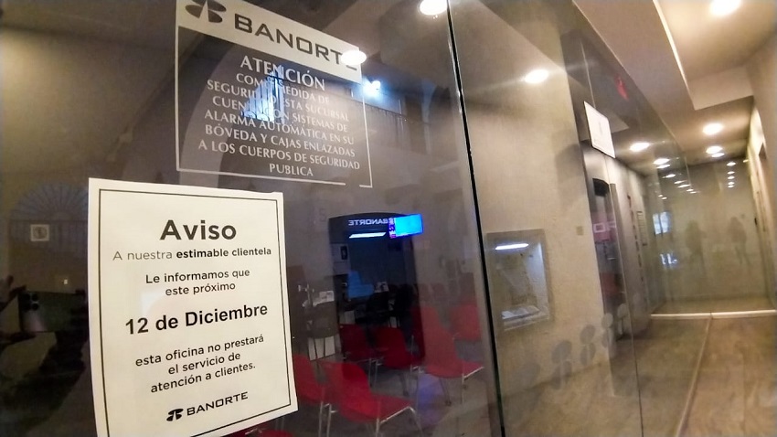 Letrero pegado en la puerta de una sucursal bancaria en México.
