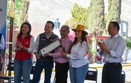 Susy Torrecillas junto con Esteban Villegas entregando pavimentación y alumbrado en una obra en conjunto
