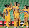 Jugadoras de Tigres Femenil en el partido ante Santos Laguna.