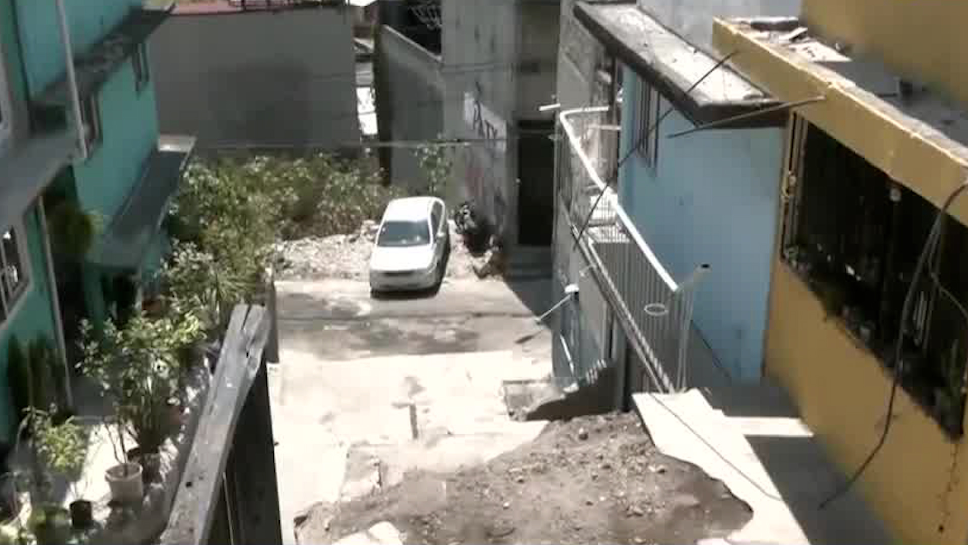 Una familia en el municipio de Naucalpan perdió gran parte de su vivienda luego del choque de un tráiler.