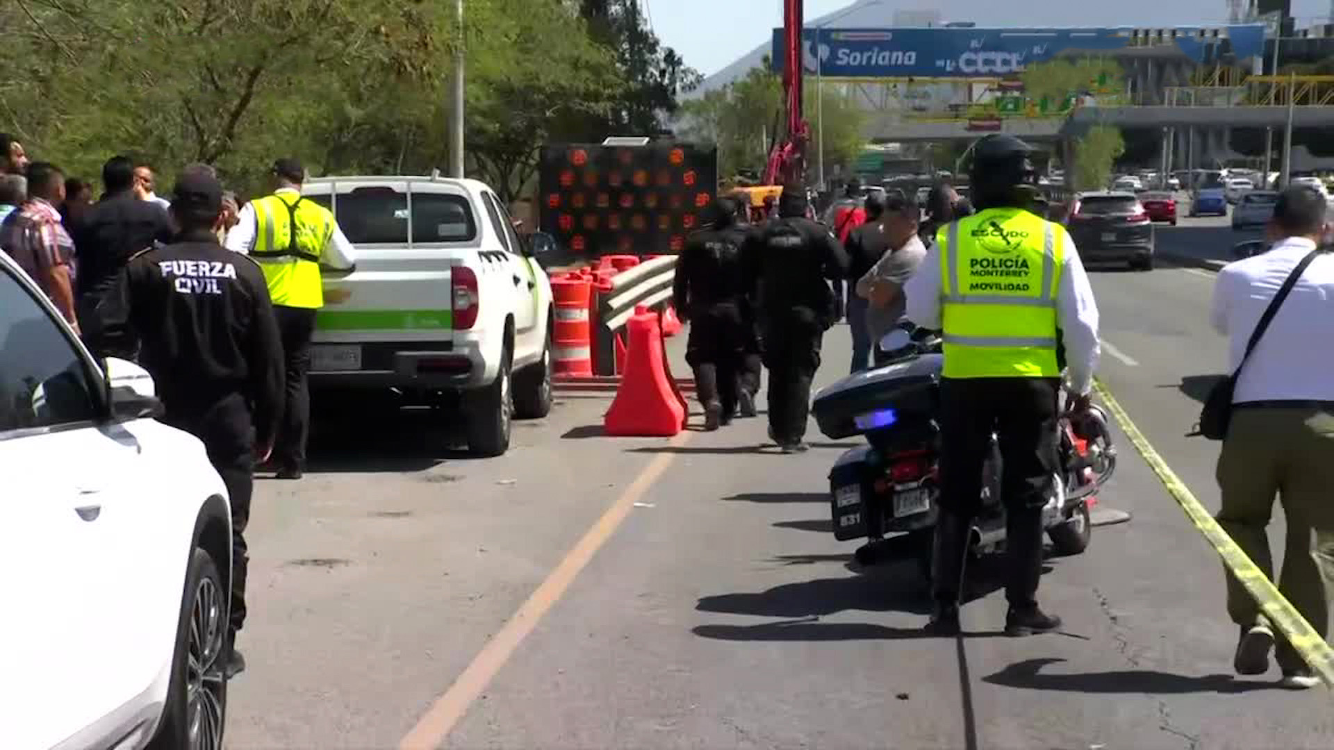 Un fuerte choque en el carril contraflujo de la avenida Morones Prieto en Monterrey desató caos vial y movilización de cuerpos de emergencia.