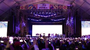 Gente conglomerada para un concierto en el Teatro del Pueblo de la Feria de Puebla