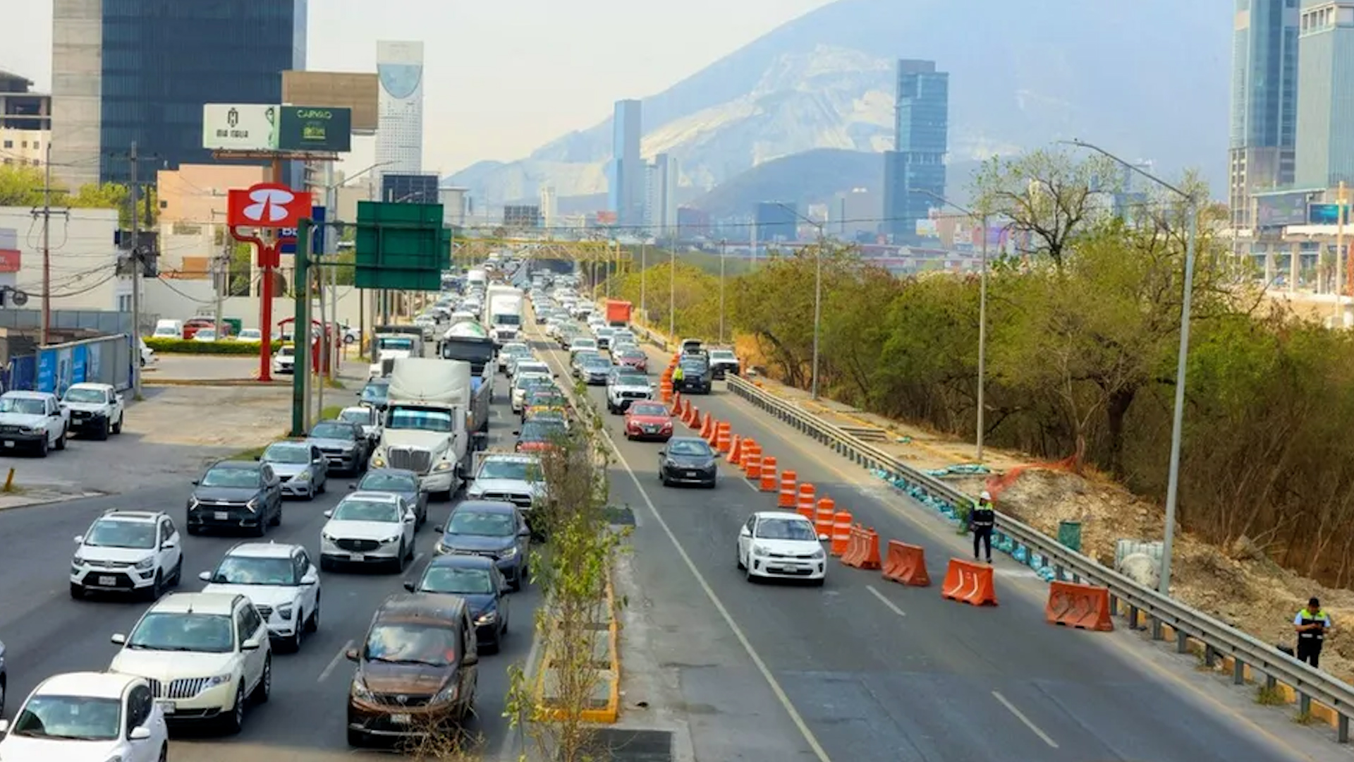 El alcalde de Monterrey, Adrián de la Garza, denuncia reparaciones deficientes en Morones Prieto que ponían en riesgo a conductores.