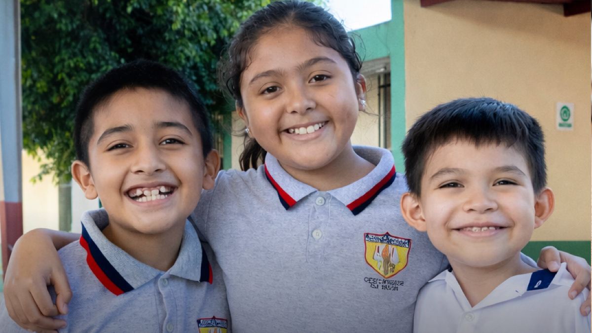 Niños de primaria sonriendo por registro a beca Rita Cetina