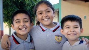 Niños de primaria sonriendo por registro a beca Rita Cetina