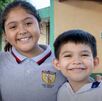 Niños de primaria sonriendo por registro a beca Rita Cetina