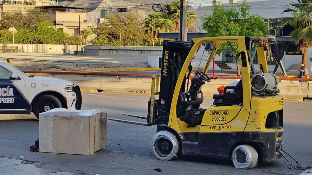 Un trabajador resultó lesionado luego de que una caja fuerte de más de 80 kilos le cayera mientras realizaba maniobras en San Pedro Garza García.