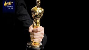 Premio Oscar en la mano de una persona.