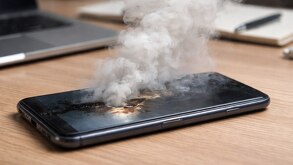 Celular explotando en un escritorio por sobrecalentamiento