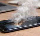 Celular explotando en un escritorio por sobrecalentamiento