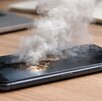 Celular explotando en un escritorio por sobrecalentamiento