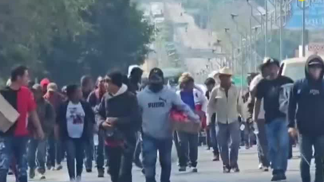 Comisarios de 17 comunidades rurales bloquearon por nueve horas la Autopista del Sol en Chilpancingo.