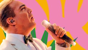 Cristian Castro con un micrófono del cartel de su concierto en la Feria de Puebla 2026
