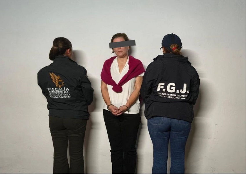 Mujer es detenida por dos mujeres policías.