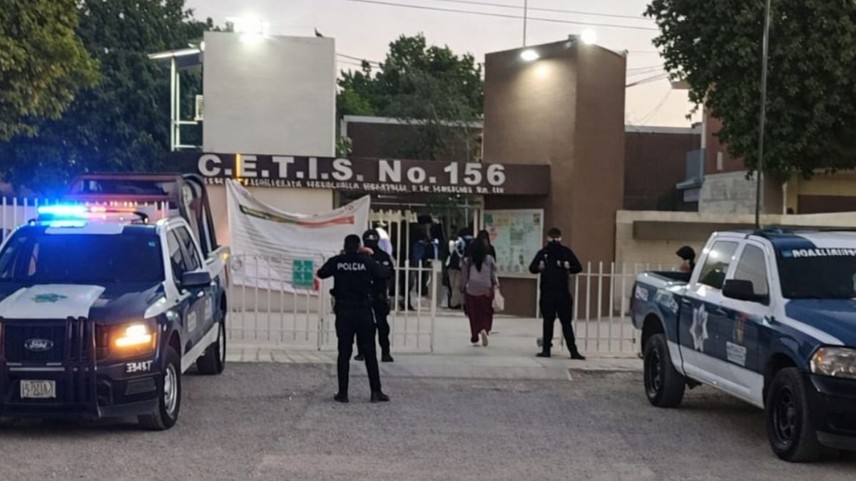 Escuela CBTIS 156 por fuera con autoridades resguardando la zona tras amenaza de tiroteo.
