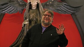 Guillermo del Toro posa frente al arte de su película