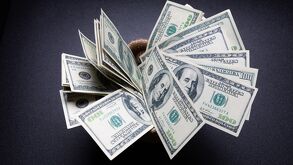 Dólares estadunidenses juntos sobre una mesa