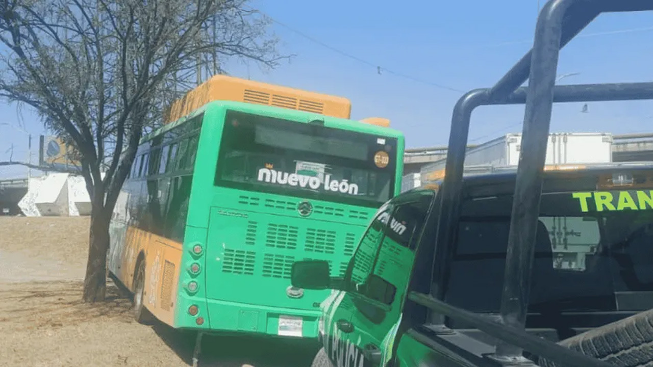 Un conductor de la ruta 219 falleció tras sufrir un infarto mientras operaba su unidad en Apodaca.